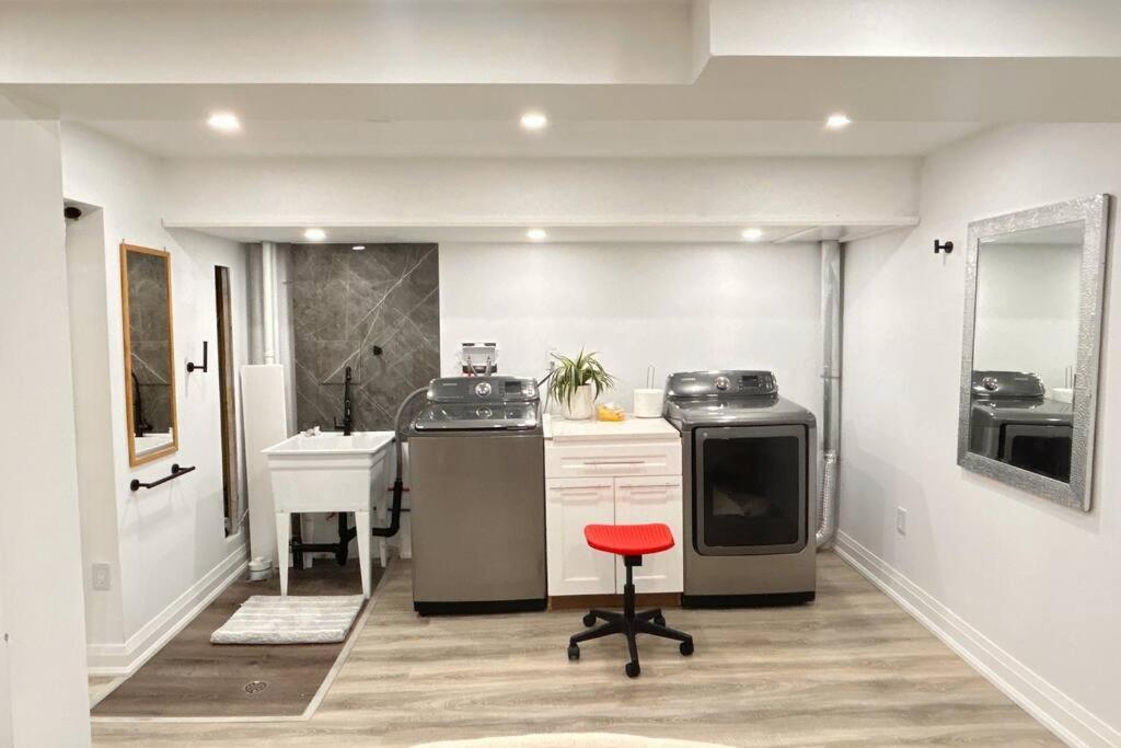 Super Luxury Family - 3 Bedrooms, 1 Full Bathroom And 1 Half Washroom With Free Parking, Wifi, Netflix *