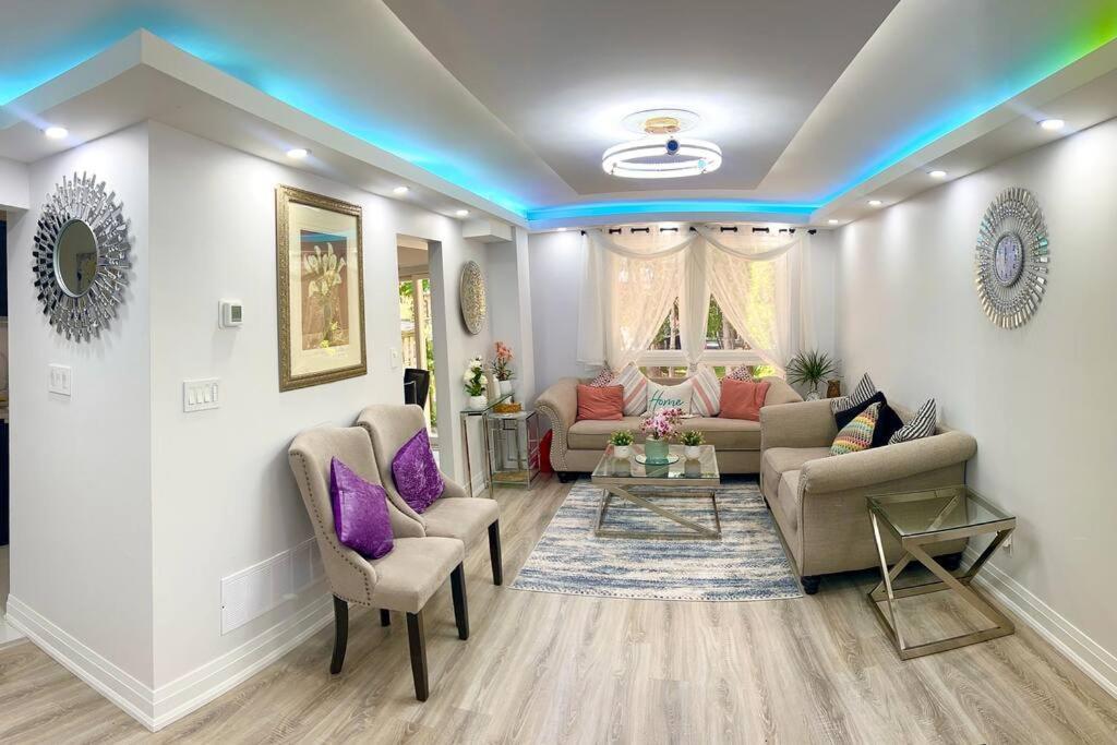 Super Luxury Family - 3 Bedrooms, 1 Full Bathroom And 1 Half Washroom With Free Parking, Wifi, Netflix Ferienhaus