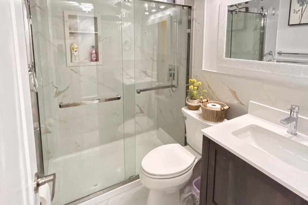 Super Luxury Family - 3 Bedrooms, 1 Full Bathroom And 1 Half Washroom With Free Parking, Wifi, Netflix Ferienhaus Toronto