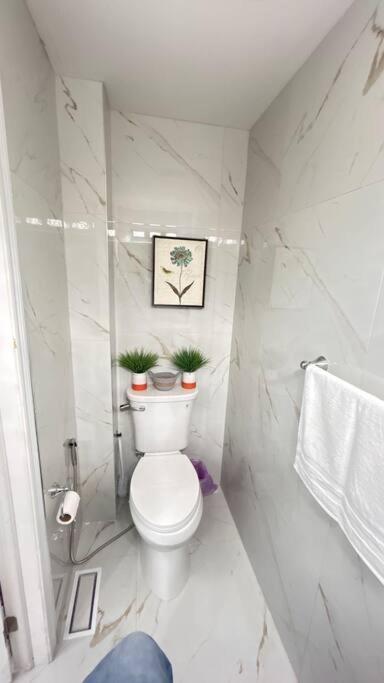 Super Luxury Family - 3 Bedrooms, 1 Full Bathroom And 1 Half Washroom With Free Parking, Wifi, Netflix Ferienhaus *