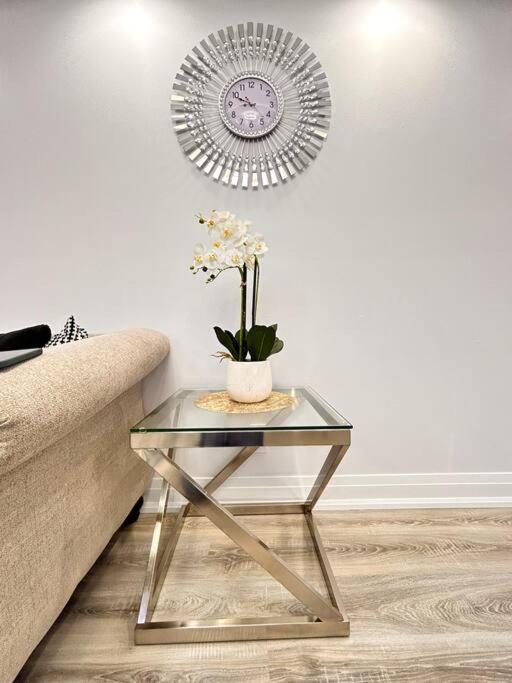 Super Luxury Family - 3 Bedrooms, 1 Full Bathroom And 1 Half Washroom With Free Parking, Wifi, Netflix Holiday home Toronto