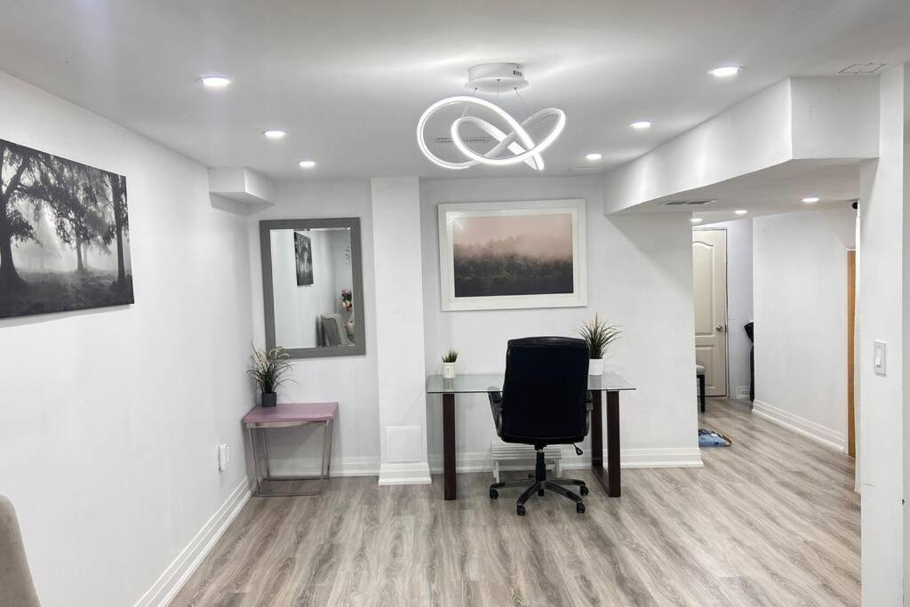 Super Luxury Family - 3 Bedrooms, 1 Full Bathroom And 1 Half Washroom With Free Parking, Wifi, Netflix