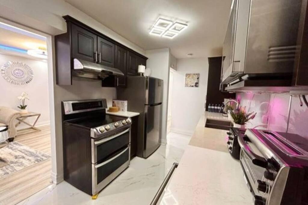 Super Luxury Family - 3 Bedrooms, 1 Full Bathroom And 1 Half Washroom With Free Parking, Wifi, Netflix Holiday home Toronto