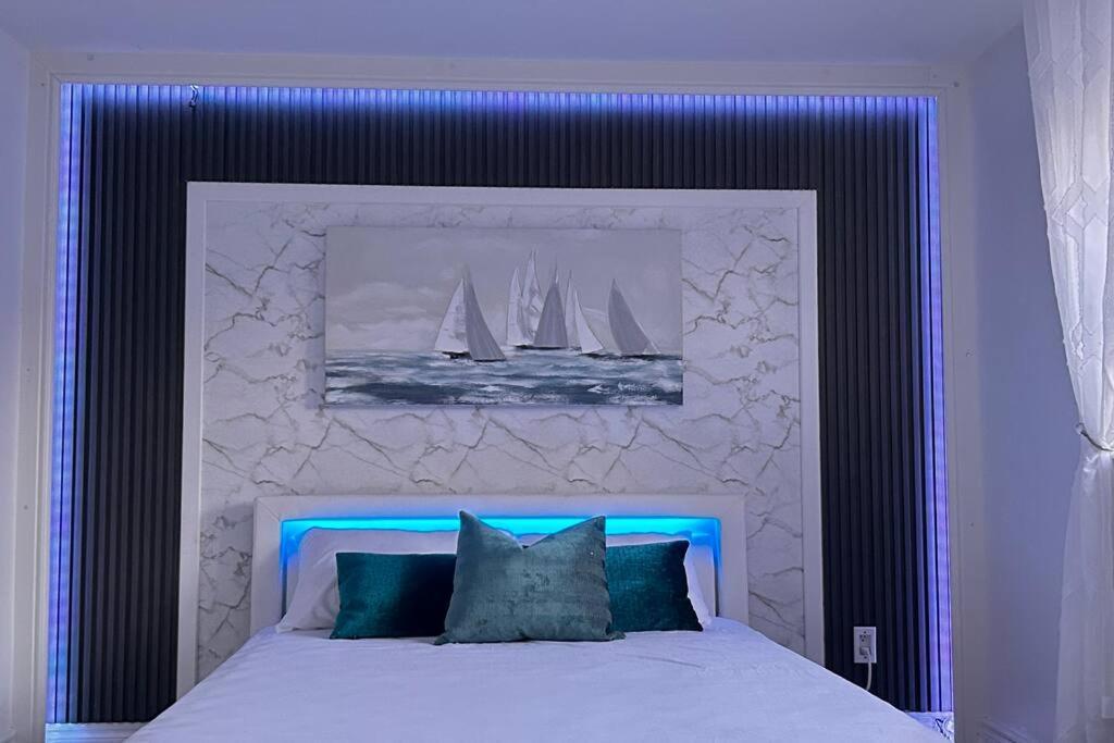 Super Luxury Family - 3 Bedrooms, 1 Full Bathroom And 1 Half Washroom With Free Parking, Wifi, Netflix Holiday home Toronto