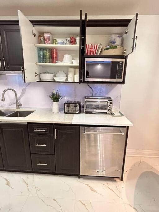 Super Luxury Family - 3 Bedrooms, 1 Full Bathroom And 1 Half Washroom With Free Parking, Wifi, Netflix *