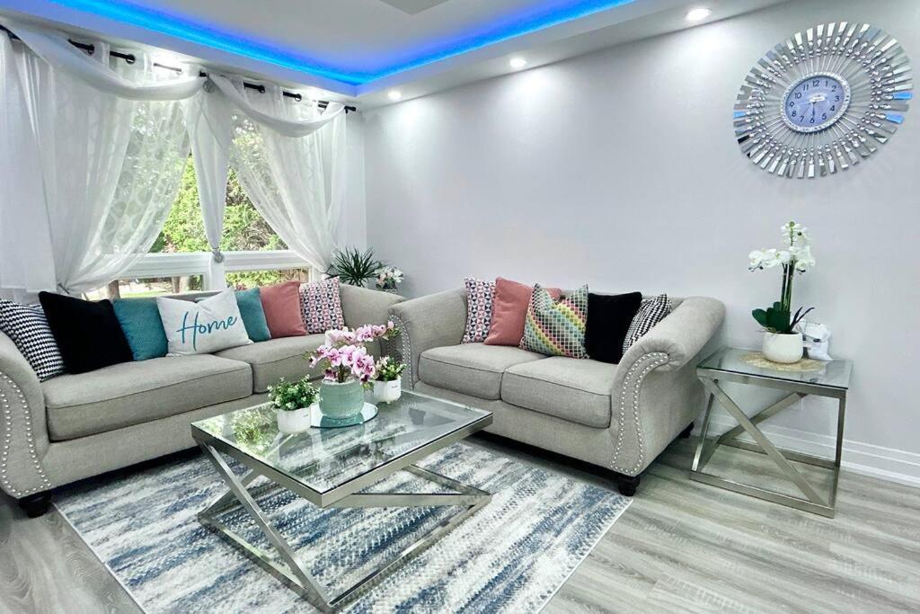 Holiday home Super Luxury Family - 3 Bedrooms, 1 Full Bathroom And 1 Half Washroom With Free Parking, Wifi, Netflix Toronto