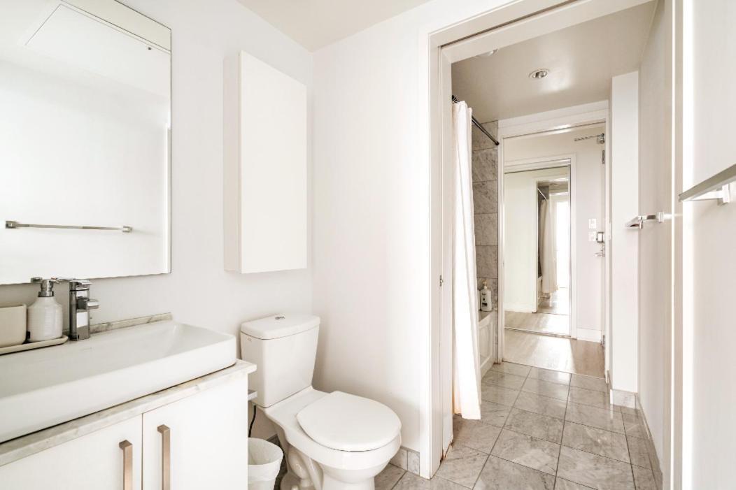 Apartment High Rise With Stunning And Cn Tower View *