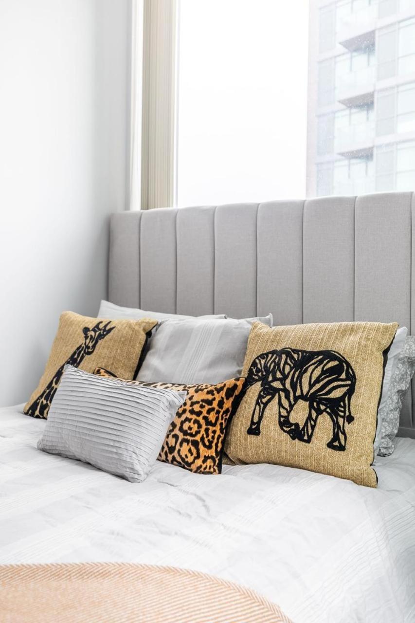 Stunning Lake View Top Floor Studio Toronto