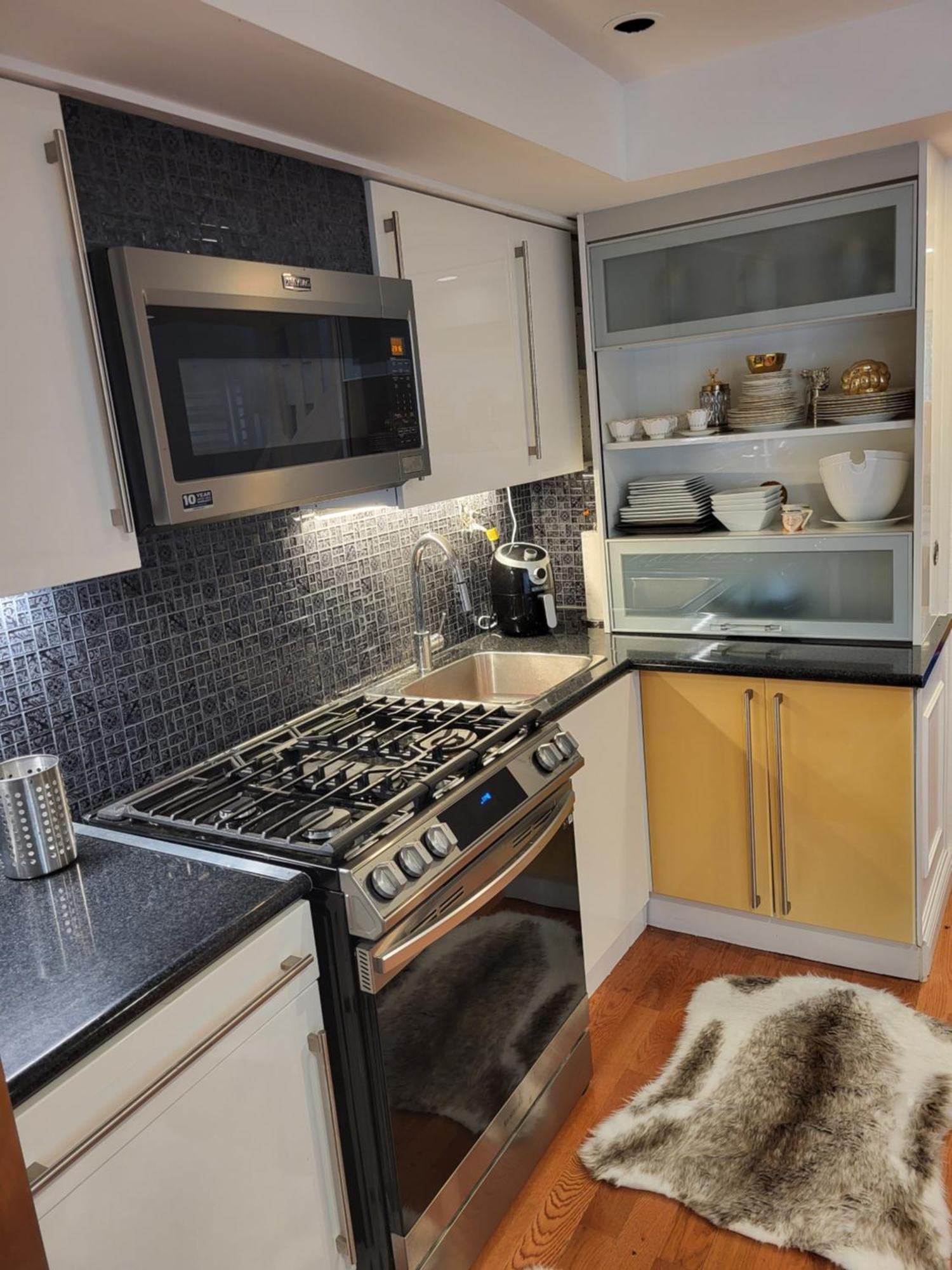 Downtown House 2bed 2bath Subway Free Parking Villa