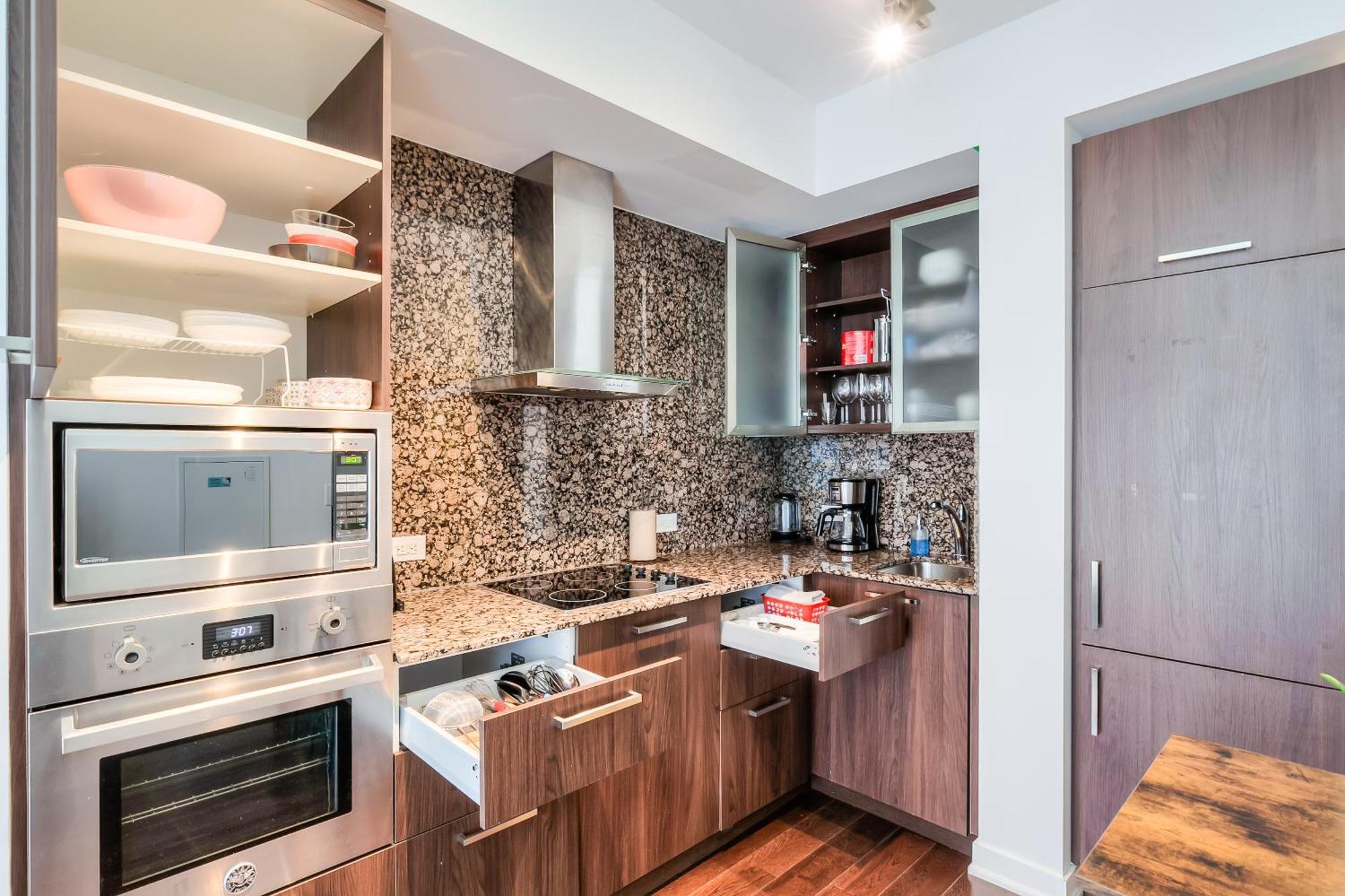 Rivetstays - The York Apartment Toronto