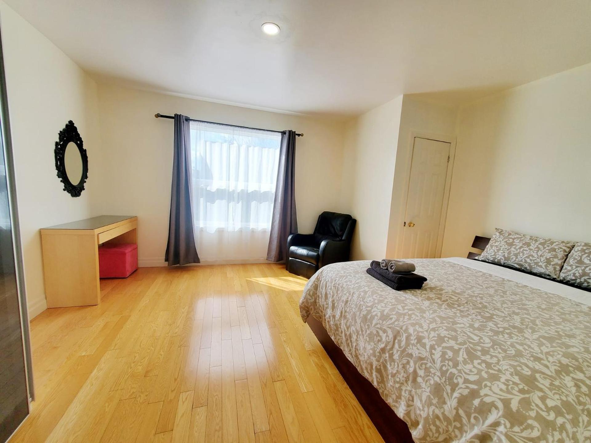 Apartment Mins Walk To Trinity Bellwood Park From Your Downtown