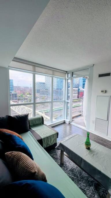 Downtown Condo, Free Indoor Parking With Amazing View Apartment *