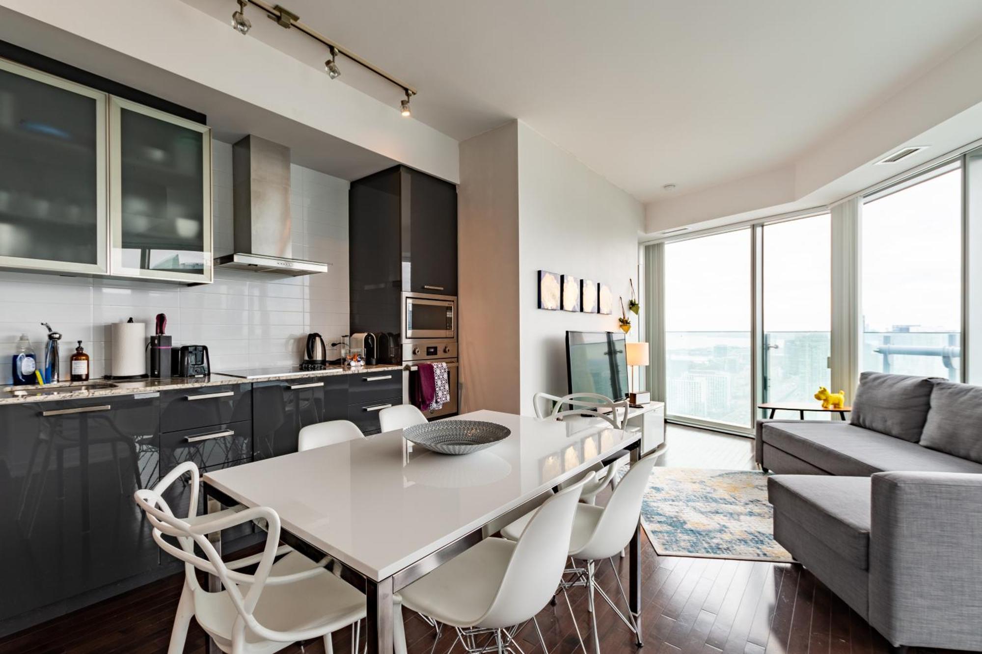 Apartment High Rise With Stunning And Cn Tower View