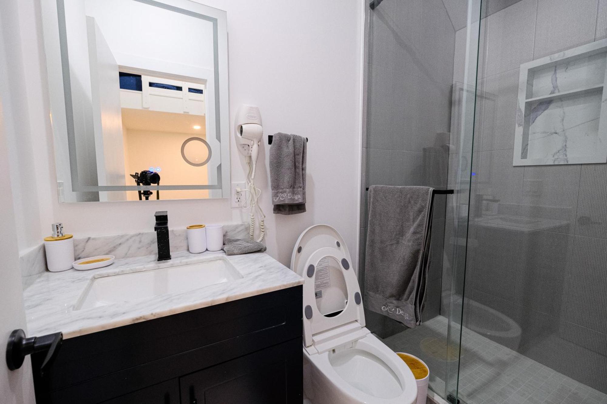 New Queen Bedroom With Private Bathroom In Privatunterkunft