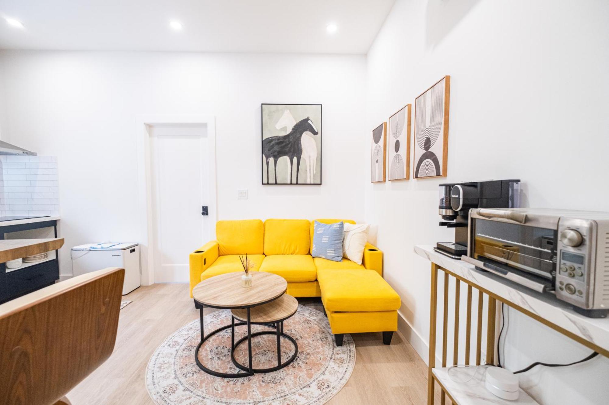 Privatunterkunft New Queen Bedroom With Private Bathroom In Toronto