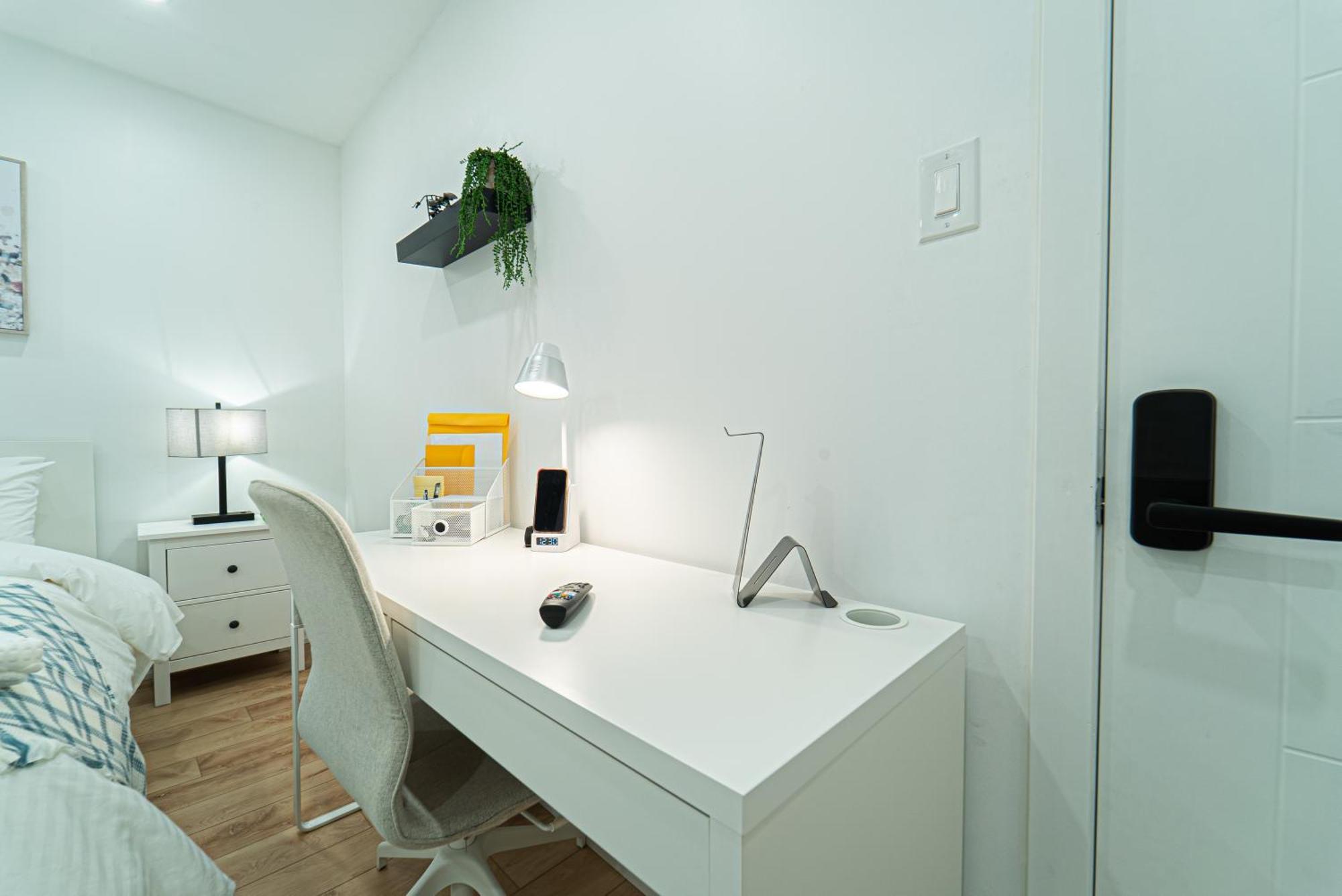 Homestay Near Sheppard Ave With Wi-fi, Essentials, Parking, Kitchen Toronto