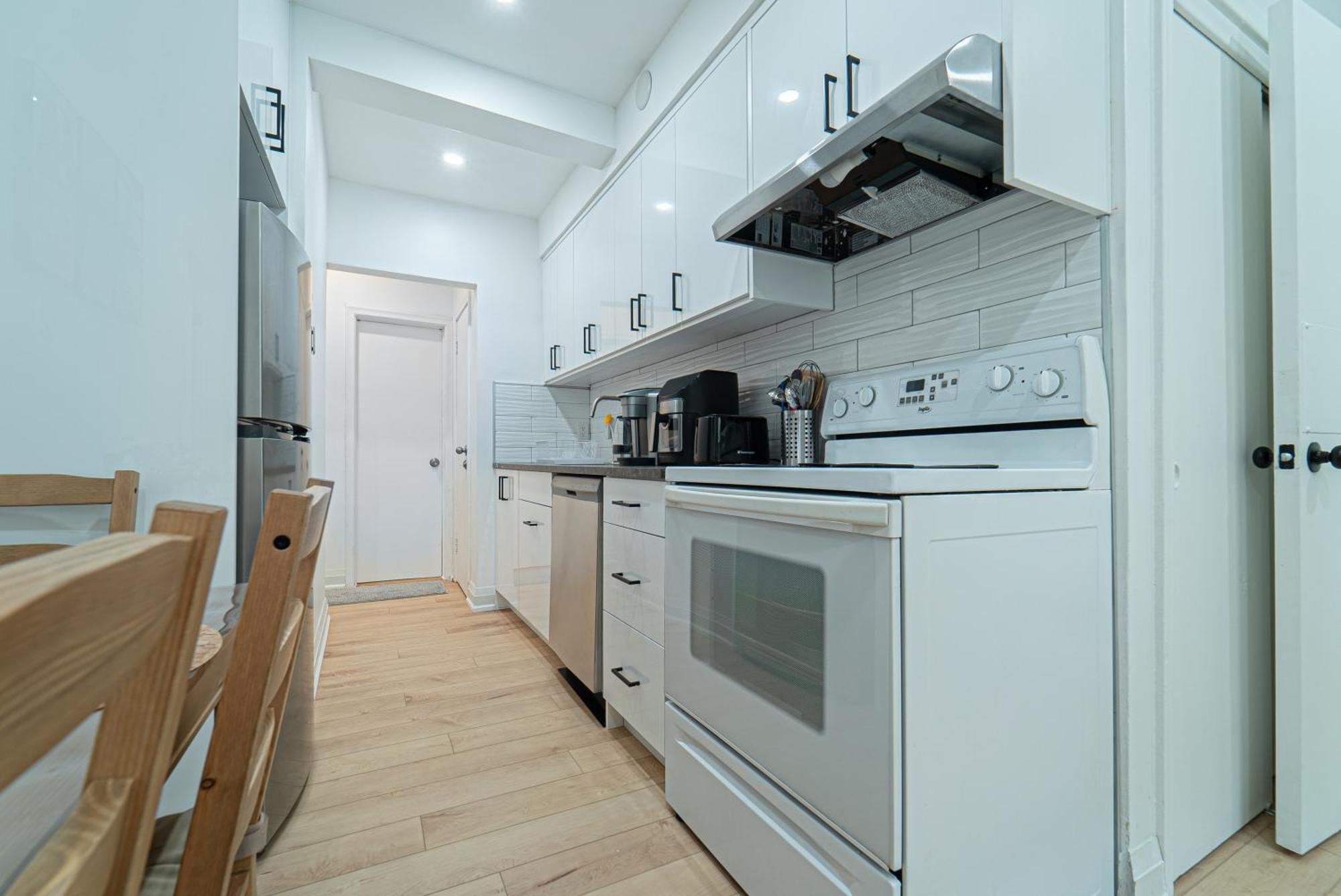 Near Sheppard Ave With Wi-fi, Essentials, Parking, Kitchen Homestay