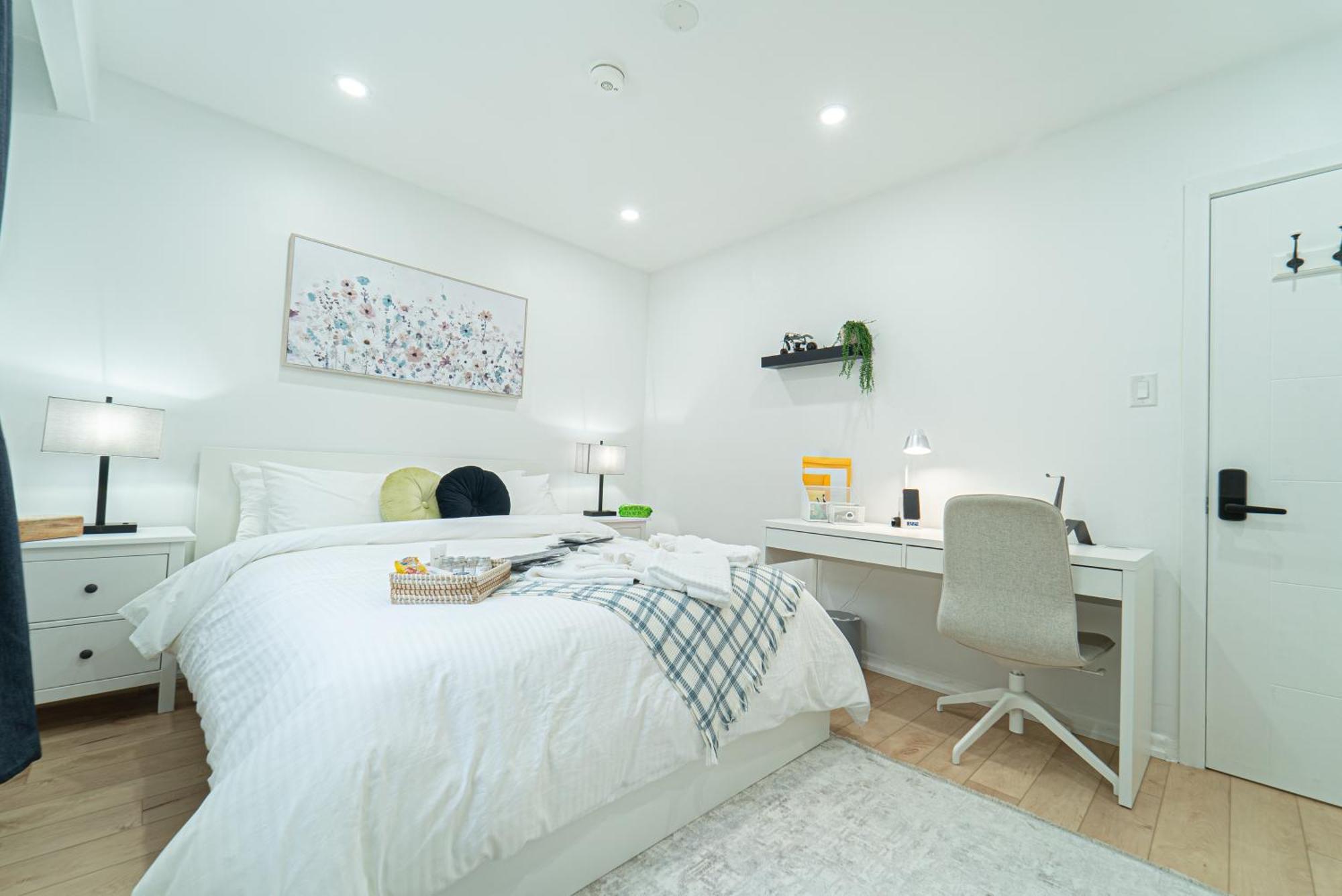 Near Sheppard Ave With Wi-fi, Essentials, Parking, Kitchen Homestay *