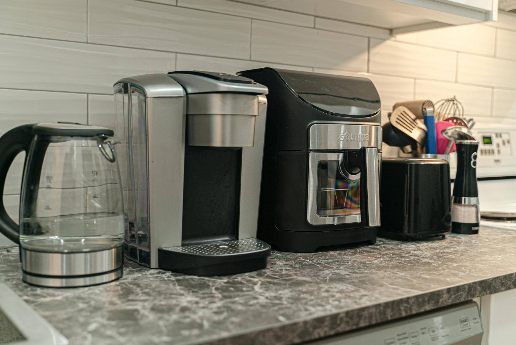 Homestay Near Sheppard Ave With Wi-fi, Essentials, Parking, Kitchen Toronto