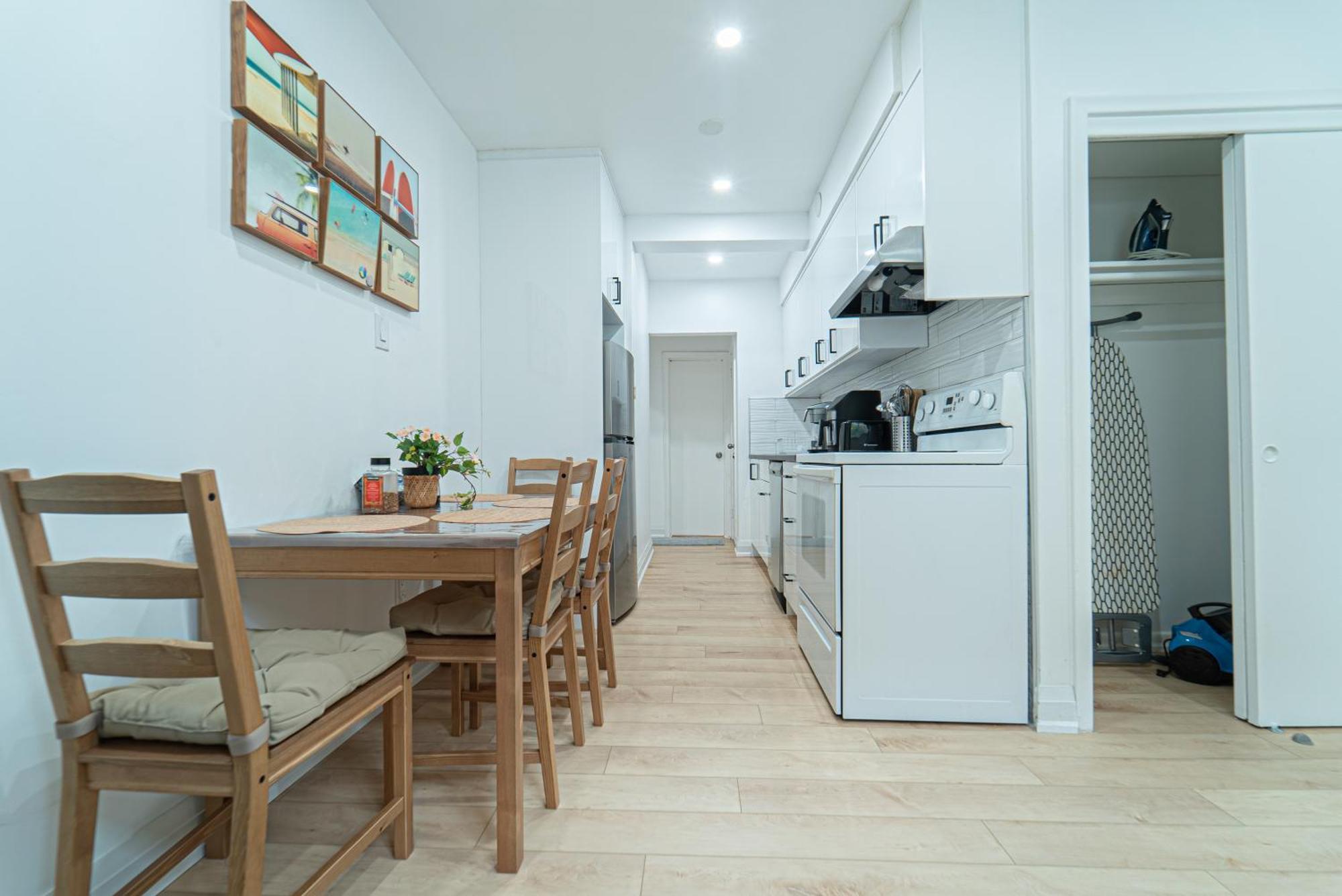 Near Sheppard Ave With Wi-fi, Essentials, Parking, Kitchen Homestay