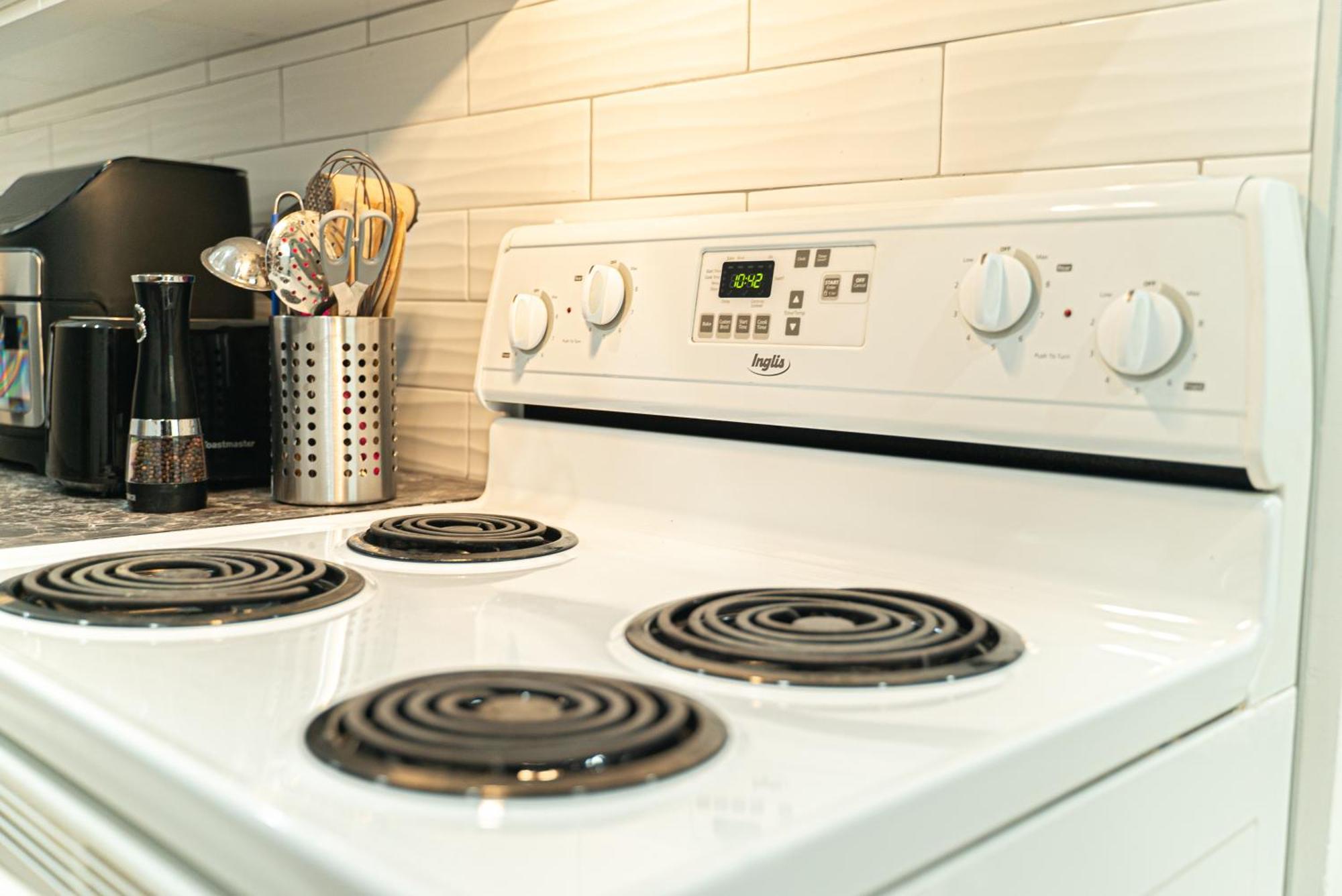 Near Sheppard Ave With Wi-fi, Essentials, Parking, Kitchen *