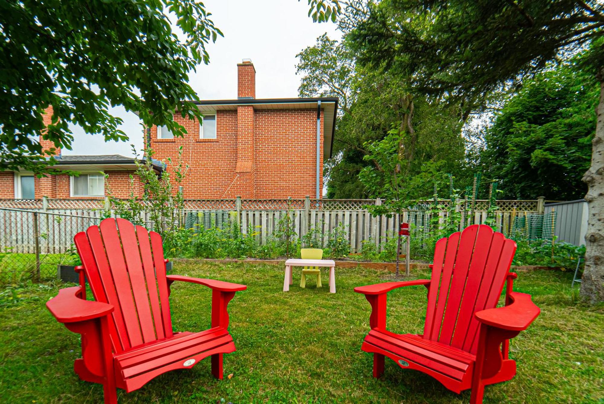Near Sheppard Ave With Wi-fi, Essentials, Parking, Kitchen Toronto