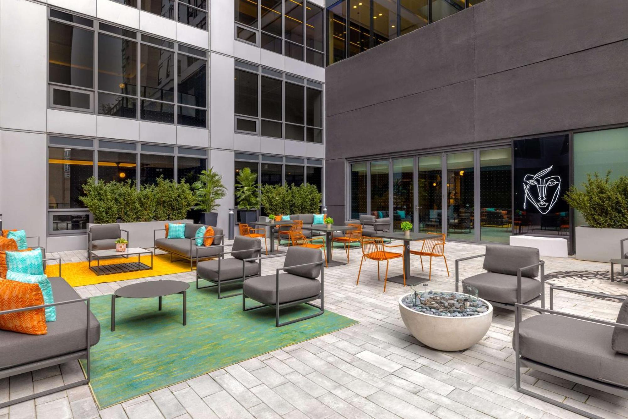 Canopy By Hilton Yorkville Hotel 4*