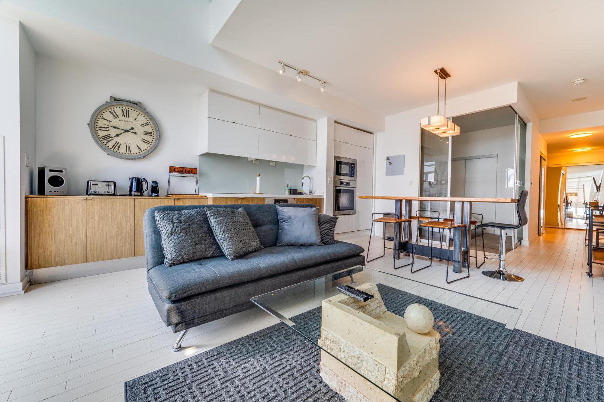Penthouse Paradise - Downtown - Pool & Gym Apartment *