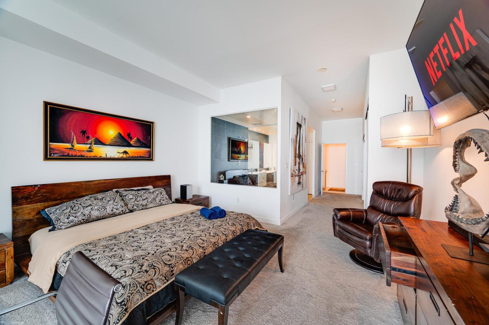 Penthouse Paradise - Downtown - Pool & Gym Apartment *
