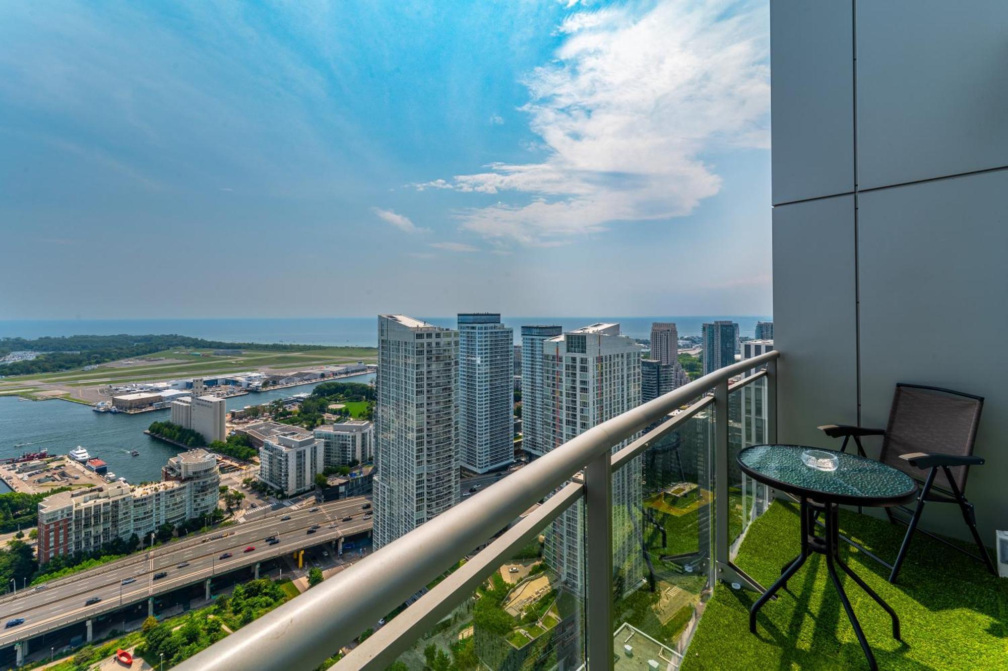 Penthouse Paradise - Downtown - Pool & Gym Apartment Toronto