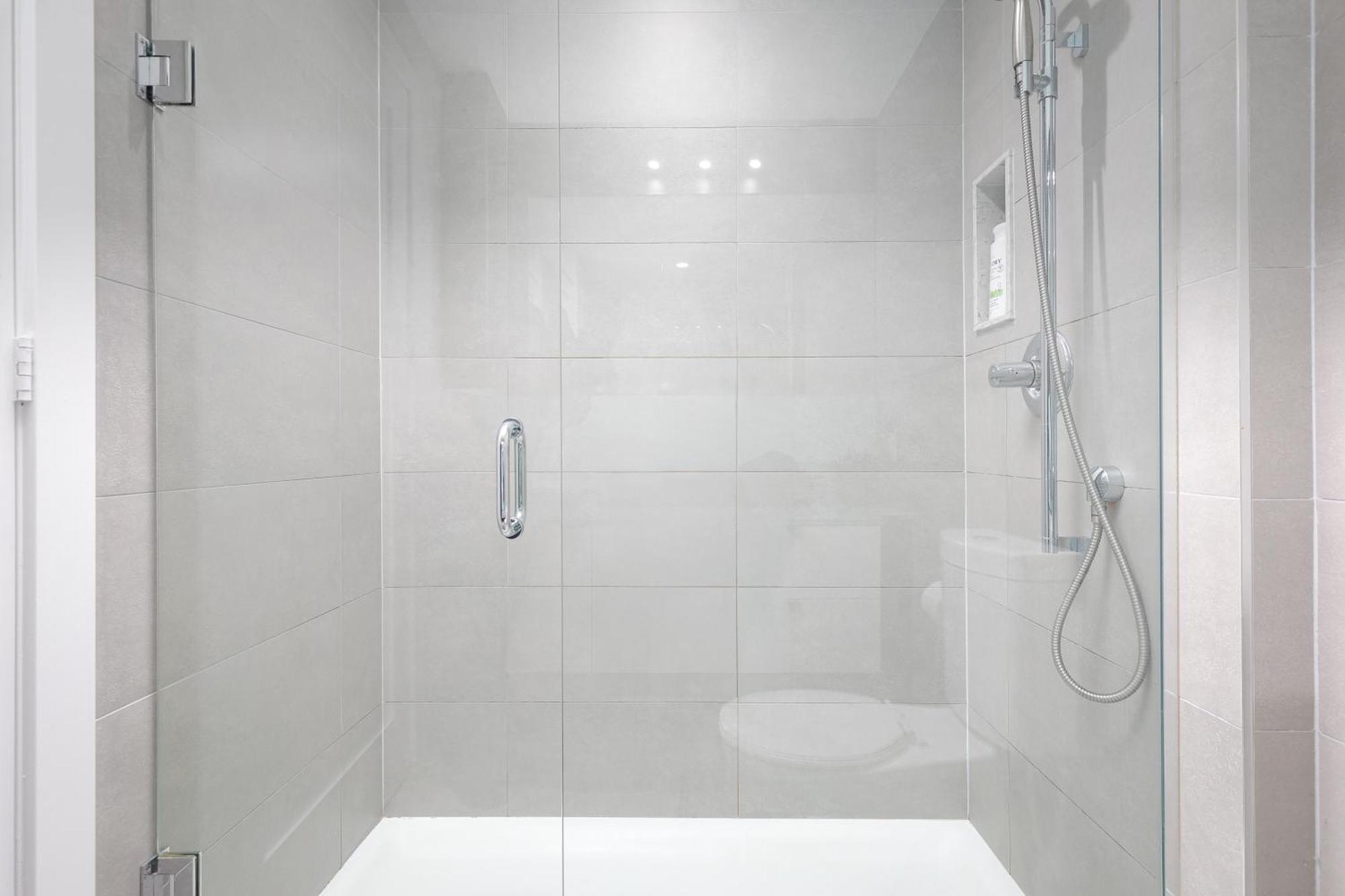 Perfect Sleeps 4 Across From Cn Tower! Apartment Toronto