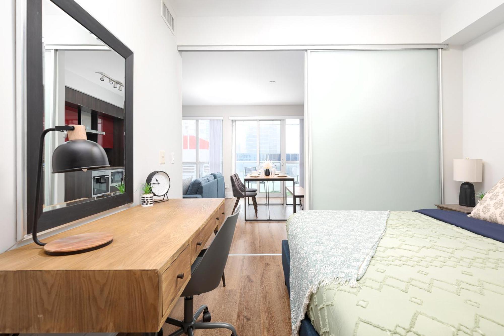 Perfect Sleeps 4 Across From Cn Tower! * Toronto
