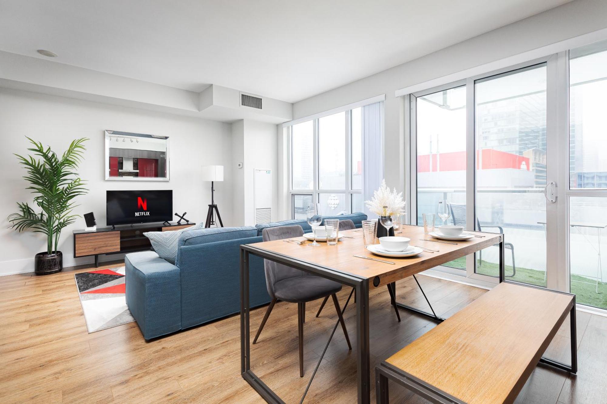 Perfect Sleeps 4 Across From Cn Tower! Apartment