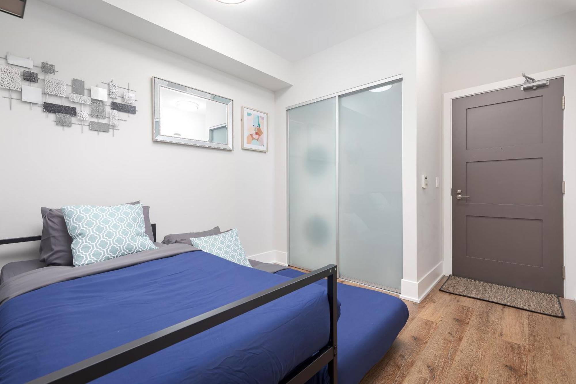 Perfect Sleeps 4 Across From Cn Tower! *