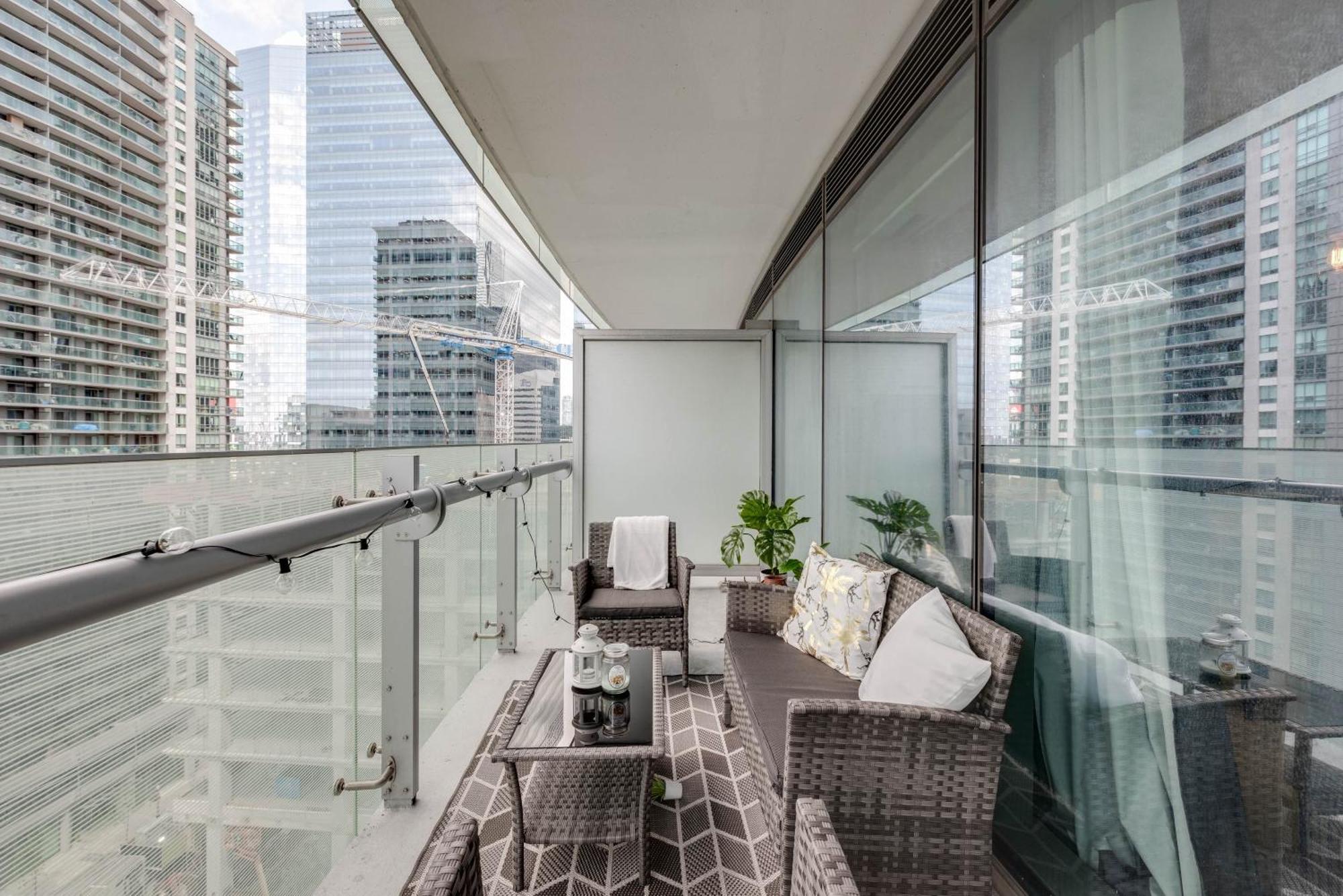 Rivetstays - The York Apartment Toronto