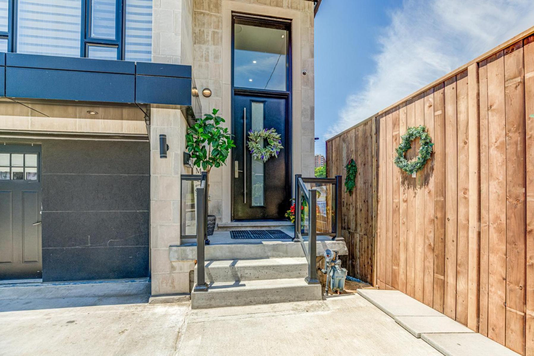 Modern Living -newly Built Toronto