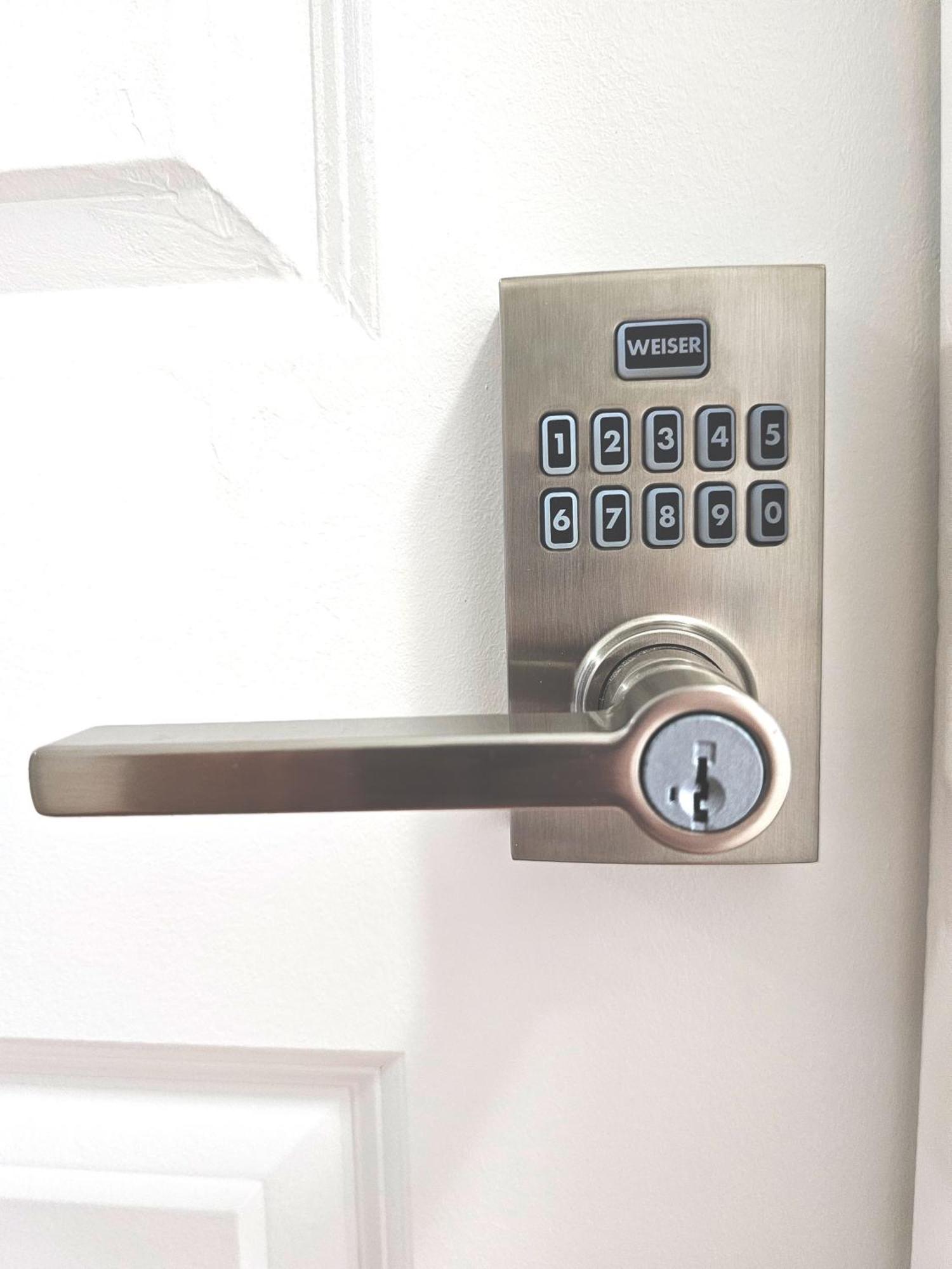 Guest house Private M A P L E With Attached Full Bathroom In Toronto, On, Canada Toronto