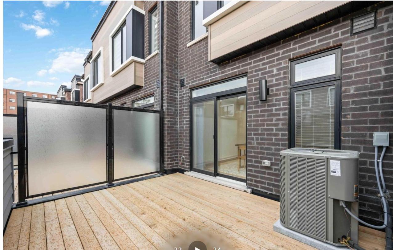 Private M A P L E With Attached Full Bathroom In Toronto, On, Canada Guest house Toronto