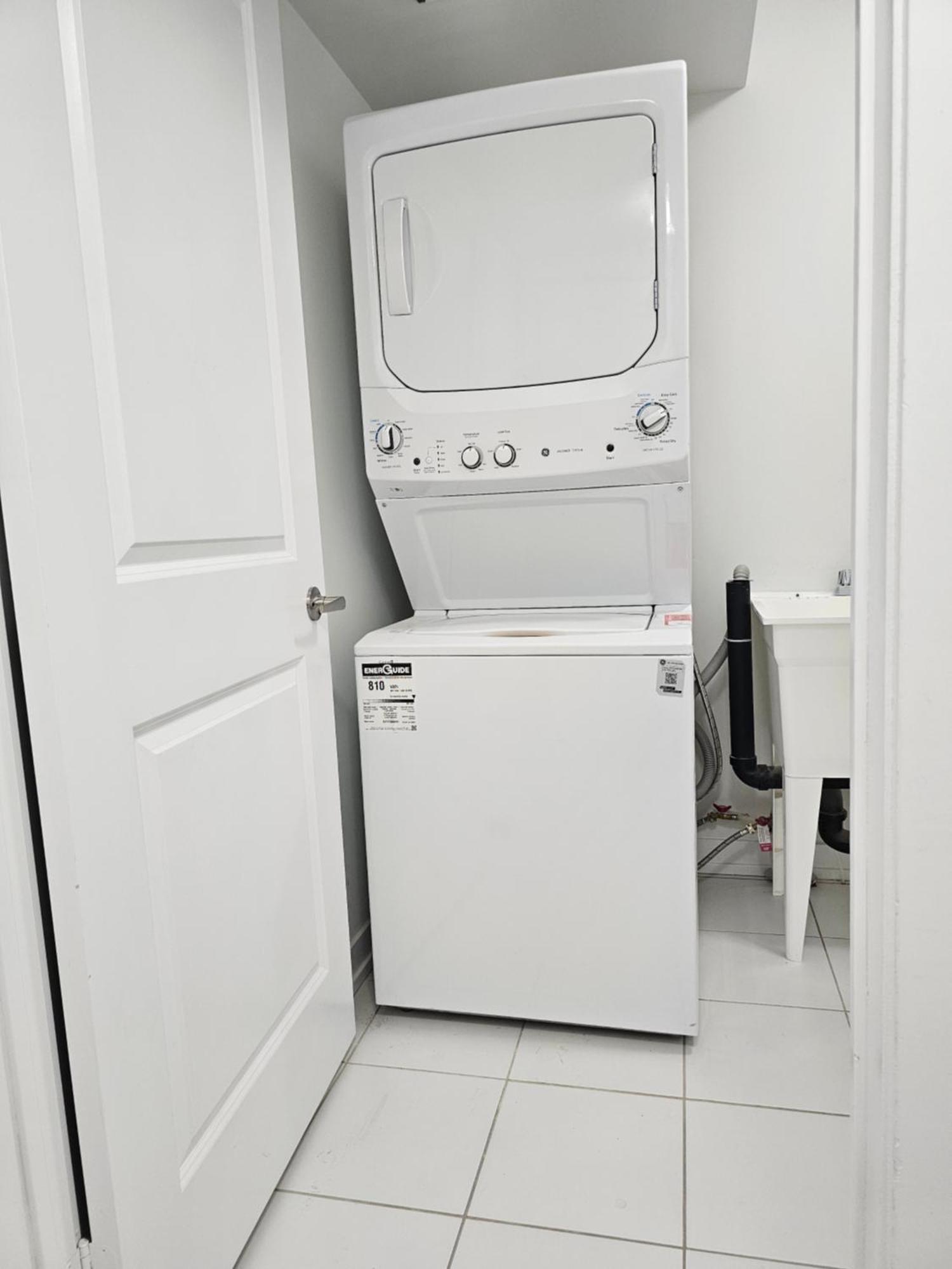 Guest house Private M A P L E With Attached Full Bathroom In Toronto, On, Canada Toronto