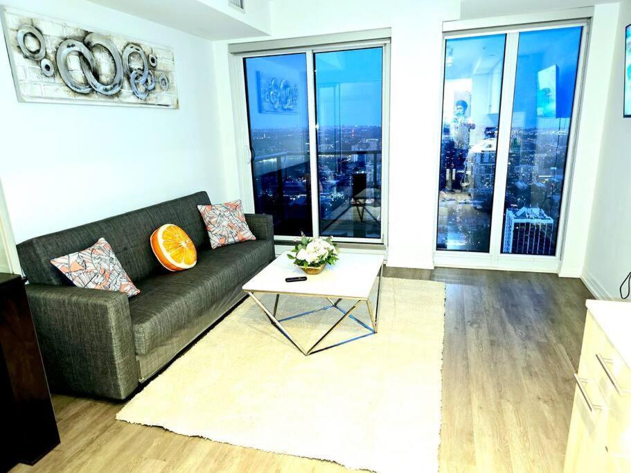 Stylish Luxe 1 Bedrom With Sofa Bed *