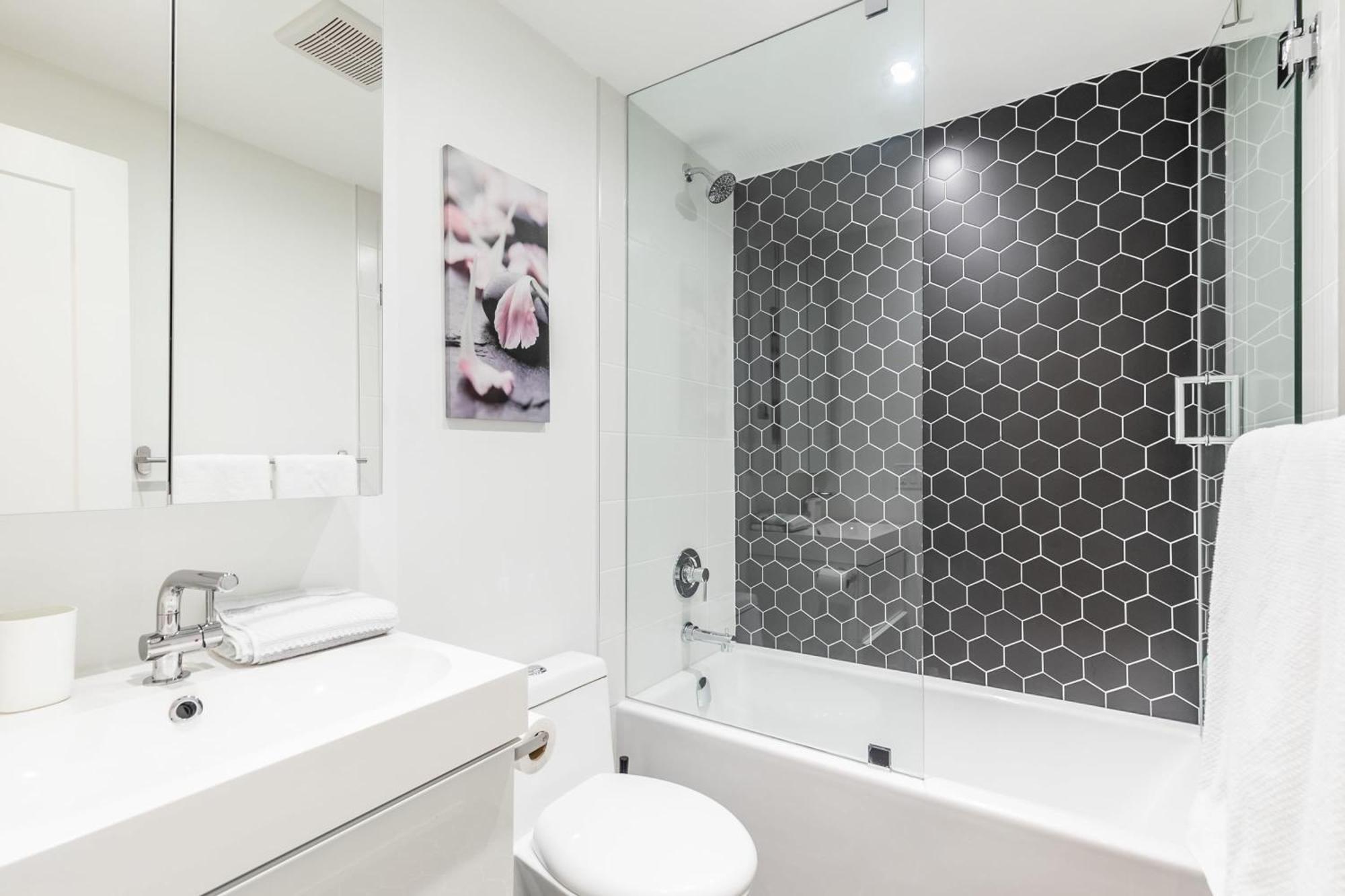 Beautiful Modern Unit In High Park North * Toronto