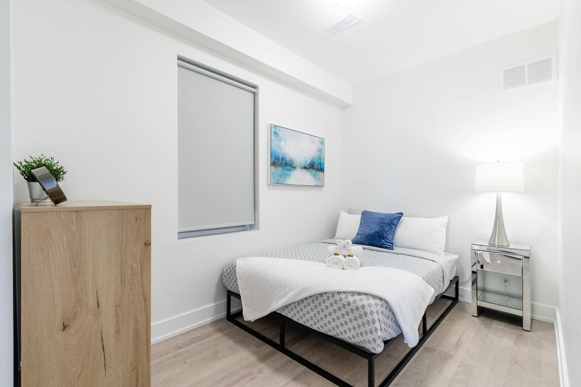 Beautiful Modern Unit In High Park North