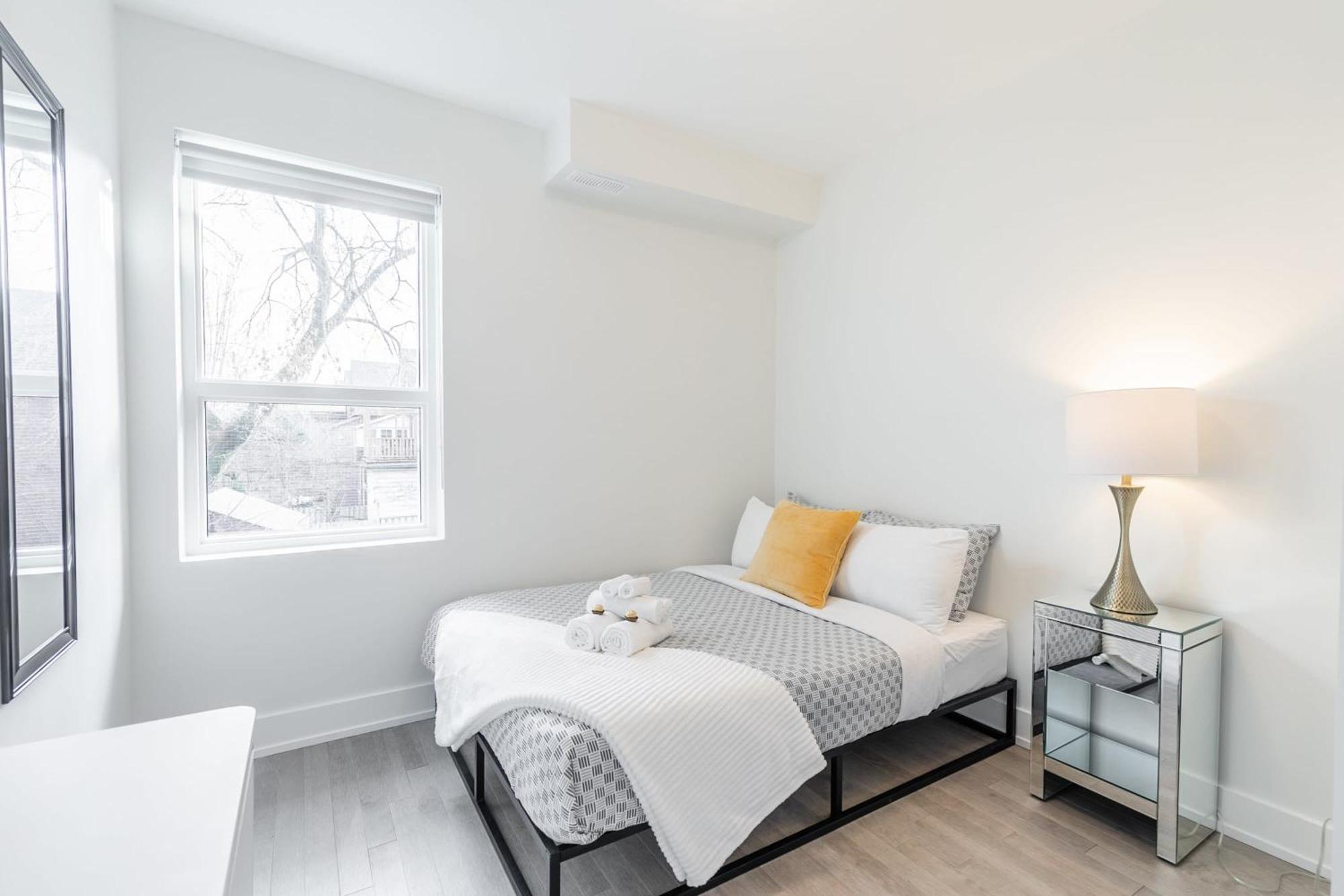 Apartment Beautiful Modern Unit In High Park North