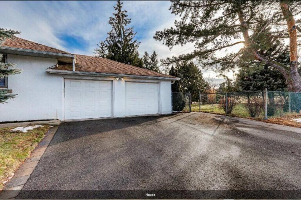 Entire Floor Privet Yard King Queen Twin Holiday home Toronto