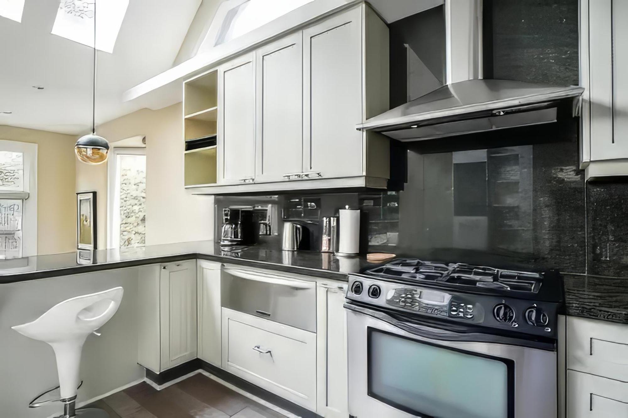 Guest house Double Bedroom On Up Or 3 Bedrooms In Basement Near Eglinton Subway Station Toronto