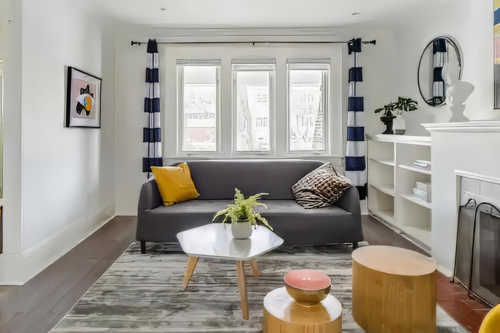 Guest house Double Bedroom On Up Or 3 Bedrooms In Basement Near Eglinton Subway Station Toronto
