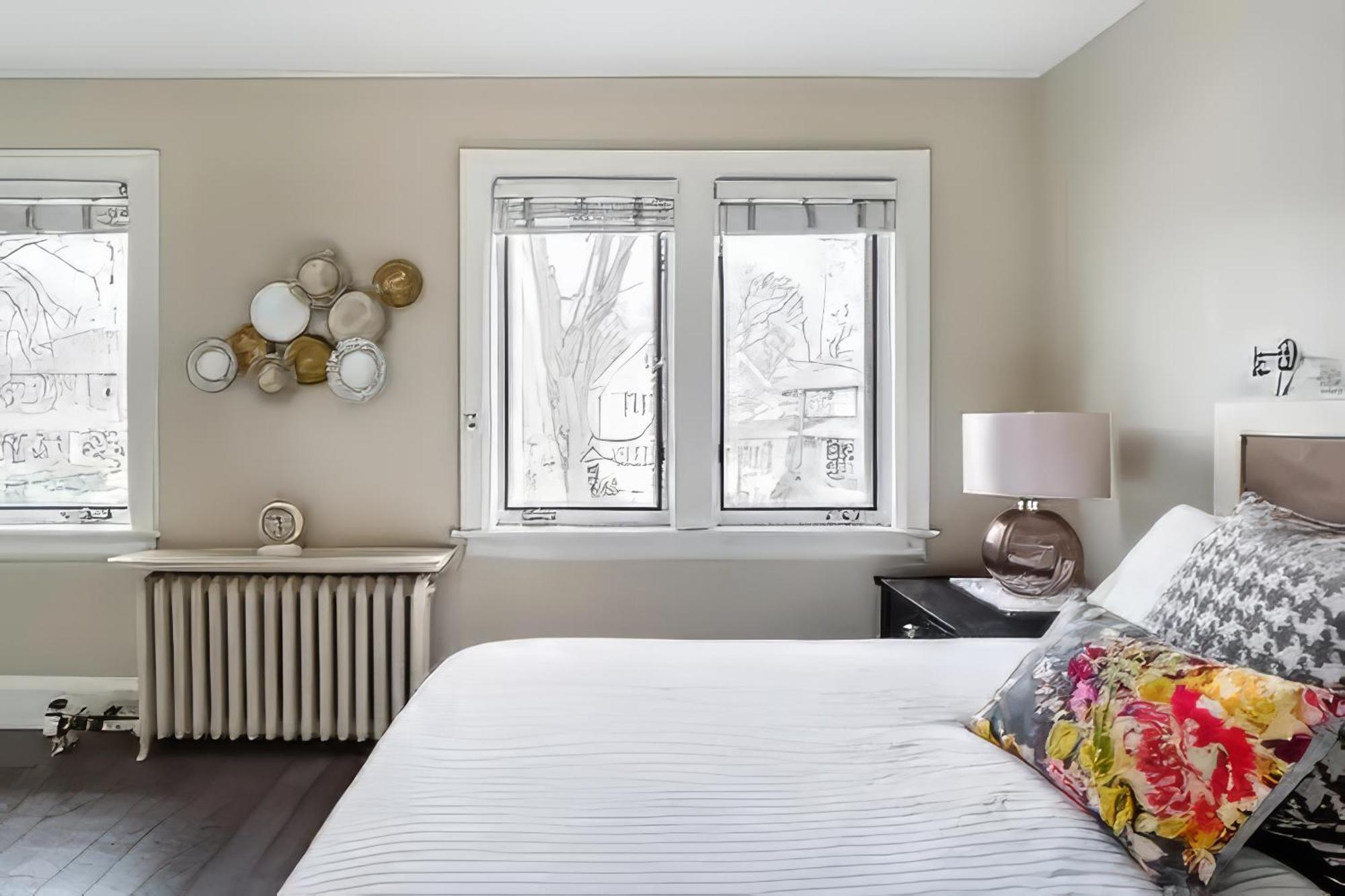 Guest house Double Bedroom On Up Or 3 Bedrooms In Basement Near Eglinton Subway Station Toronto