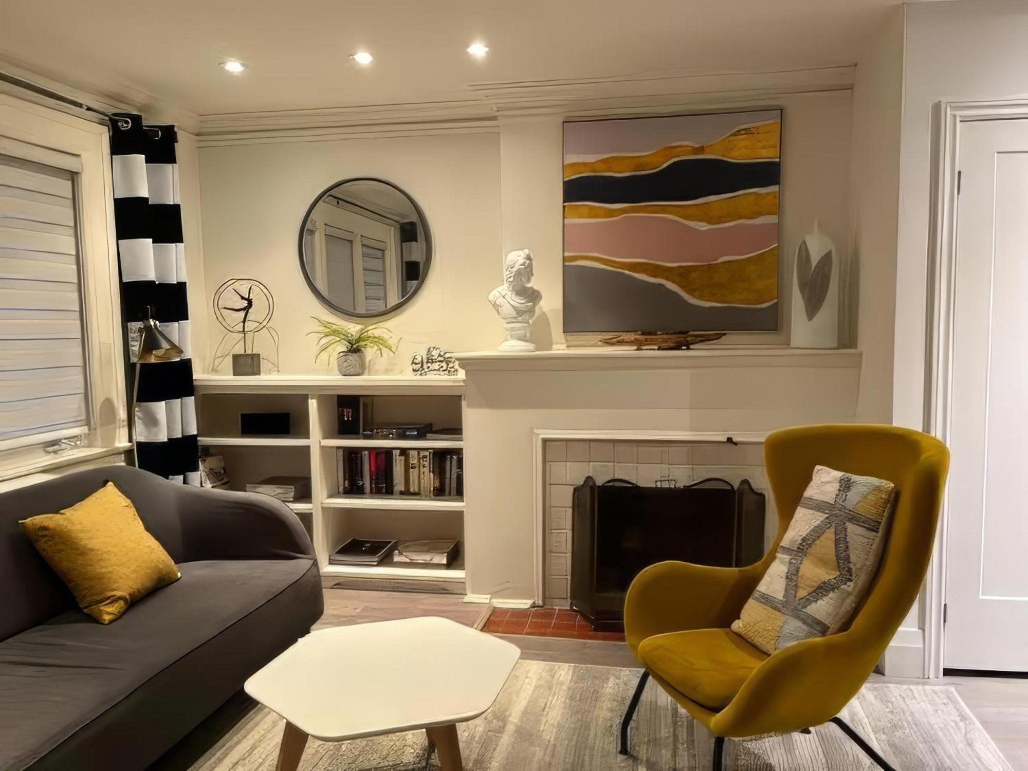 Guest house Double Bedroom On Up Or 3 Bedrooms In Basement Near Eglinton Subway Station