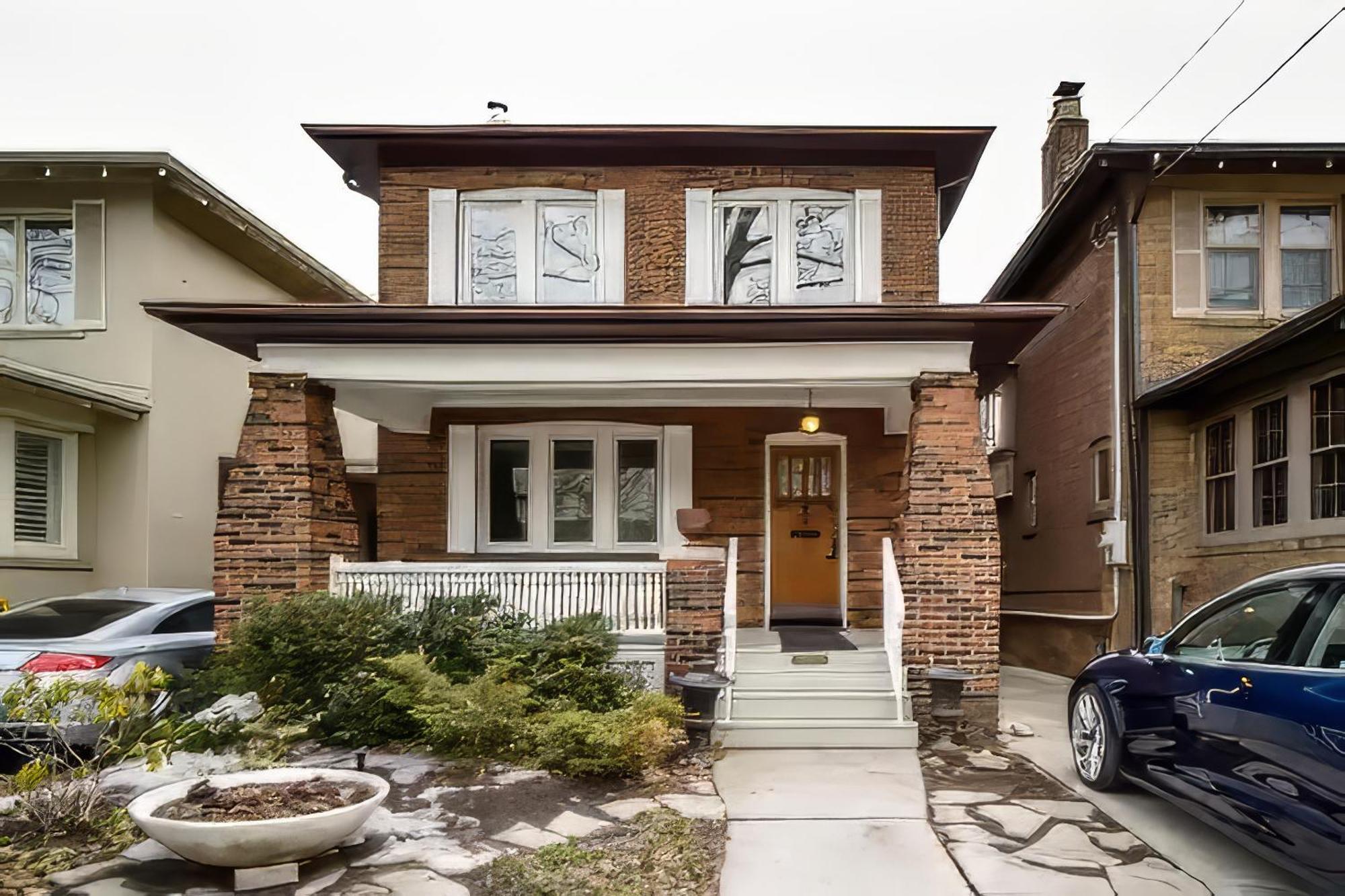 Guest house Double Bedroom On Up Or 3 Bedrooms In Basement Near Eglinton Subway Station Toronto