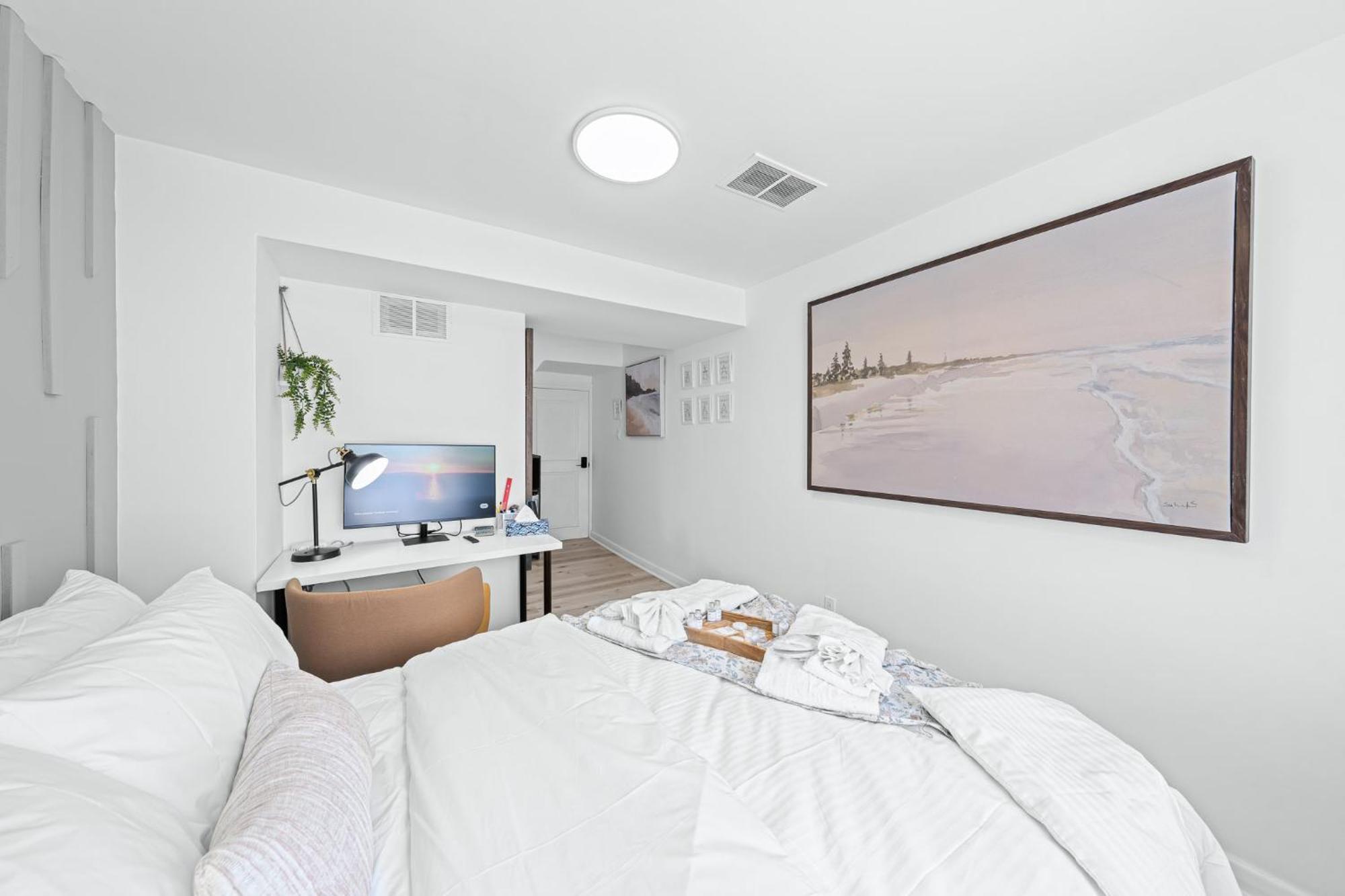Spacious Room, Parking, Smart Monitor Homestay *